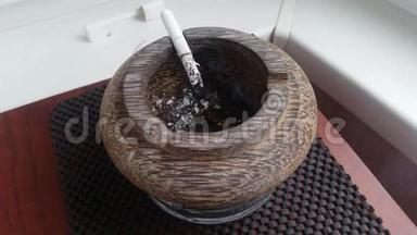 香烟在烟灰缸里抽烟